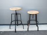 paire de tabourets de bar vintage de style industriel, avec assise et dossier en bois