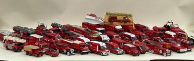 beaucoup de camions de pompiers miniatures posés sur une table