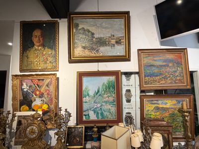 Il y a de nombreux tableaux encadrés accrochés au mur dans cette pièce.