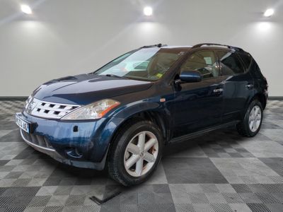 une photo d'un Nissan RAV bleu sur un sol à damier