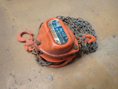 une chaîne orange à tirer, fixée à une chaîne posée au sol