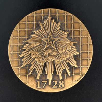 un gros plan d'une médaille d'or ornée d'une étoile