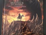quelqu'un tient un livre sur lequel figure l'image d'un homme à cheval au milieu d'un champ