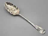 une cuillère en argent dont le manche est orné d'un motif floral