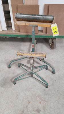 une photo d'une chaise qui se trouve dans un entrepôt