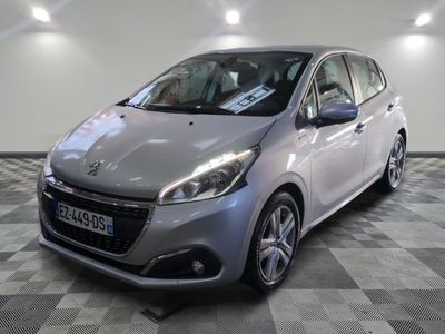 la voiture argentée est garée dans le garage sur le sol en damier