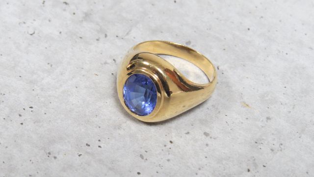 Bague en or jaune 750 millièmes ornée au centre d'une tanzanite (...