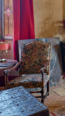 un salon avec une cheminée dans un coin