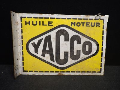 un vieux panneau jaune et noir sur lequel est inscrit « yacco »
