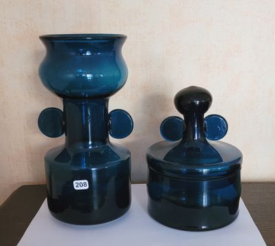 deux vases bleus posés l'un à côté de l'autre sur une table