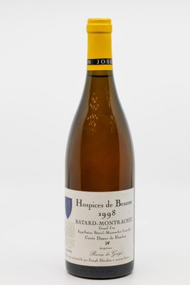 la bouteille de vin est posée sur une surface blanche