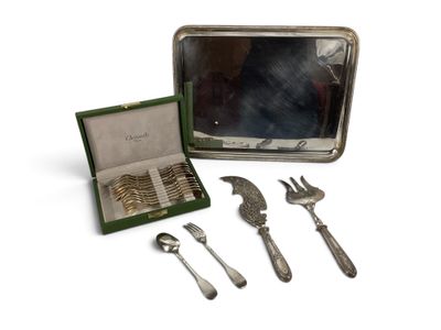 un service d'argenterie dans un coffret, avec un miroir en arrière-plan
