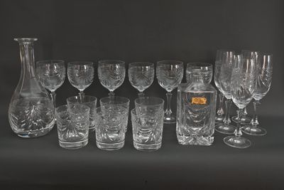 beaucoup de verres à vin et une carafe sur la table