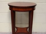 une image représentant une petite table ronde avec un plateau en verre