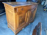 une armoire en bois qui se trouve dans un garage