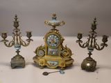 trois types différents d'horloges anciennes posées sur une table