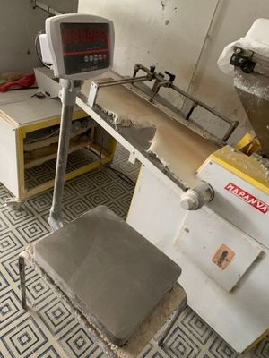 Balance de marque MILLIOT. Avec son support.