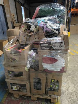 une grande pile de cartons sur une palette dans un entrepôt