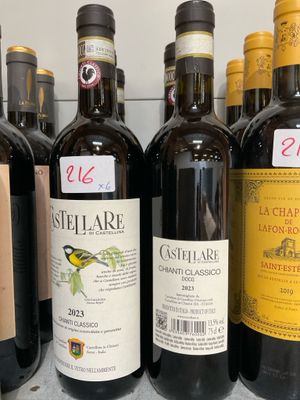 des bouteilles de vin sont alignées sur une étagère dans un magasin