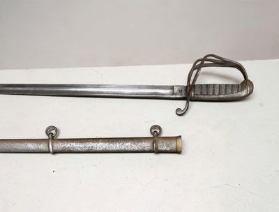 deux vieilles épées posées l'une à côté de l'autre sur une table