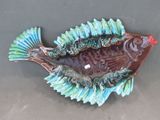 un poisson en céramique posé sur une table