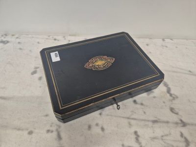 Boîte plate de forme rectangulaire à pans coupé, en bois noi… - Photo 1