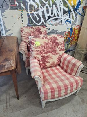 une chaise et une table dans une pièce dont les murs sont couverts de graffitis