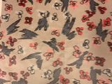un sac orné d'un motif d'oiseau, posé sur une table