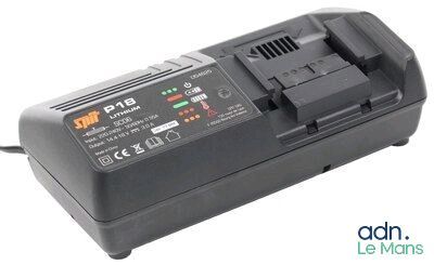 un chargeur de batterie noir sur lequel sont posées deux batteries