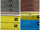 quatre paquets de cigarettes différents sont empilés les uns sur les autres