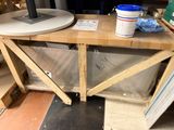 un téléviseur posé sur une table en bois dans une pièce