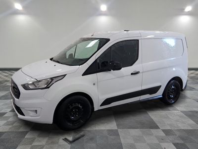 Fourgon utilitaire Ford Transit Connect 2020 dans une pièce blanche au sol à carreaux