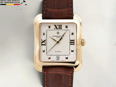 une image d'un gros plan d'une montre-bracelet avec des chiffres romains