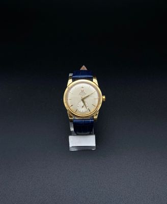 gros plan d'une montre sur une surface noire avec un fond noir