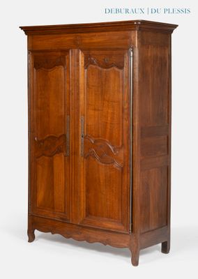 une image représentant une armoire en bois à deux portes et un tiroir