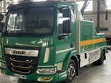 un camion vert garé à l'intérieur d'un bâtiment