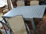 une table et des chaises dans un salon avec un tapis
