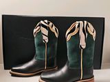 une paire de bottes de cow-boy noires et vertes rehaussées de détails dorés