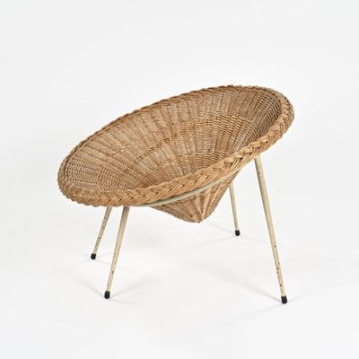 une image représentant une chaise en osier avec des pieds en métal sur fond blanc