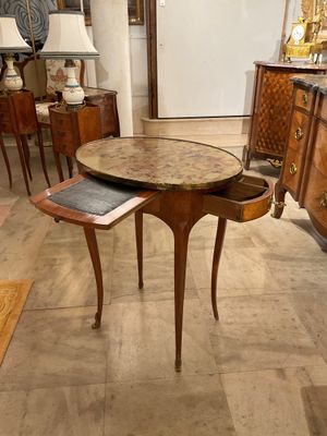 une table sur laquelle est posé un livre, au milieu d'une pièce