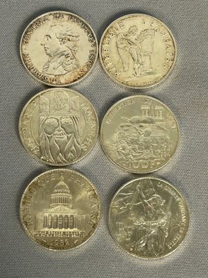 quatre types de pièces différents posés sur une table