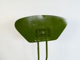 une chaise verte avec une assise verte et une assise noire