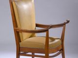 une image représentant une chaise en bois dont l'assise est recouverte de cuir beige