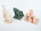 trois figurines représentant un homme et un chien sur un fond blanc