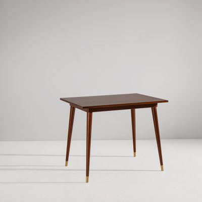 une petite table à deux pieds, avec un plateau en bois posé sur une surface blanche
