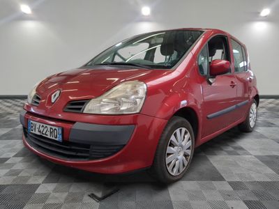la photo d'une voiture rouge garée dans un garage