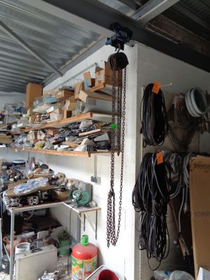 un garage encombré d'objets divers et d'outils