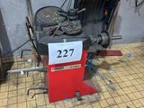 une photo d'une machine à démonter les pneus dans un garage