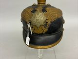 un casque orné d'une décoration dorée sur le sommet