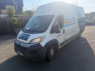 une camionnette blanche garée dans un parking